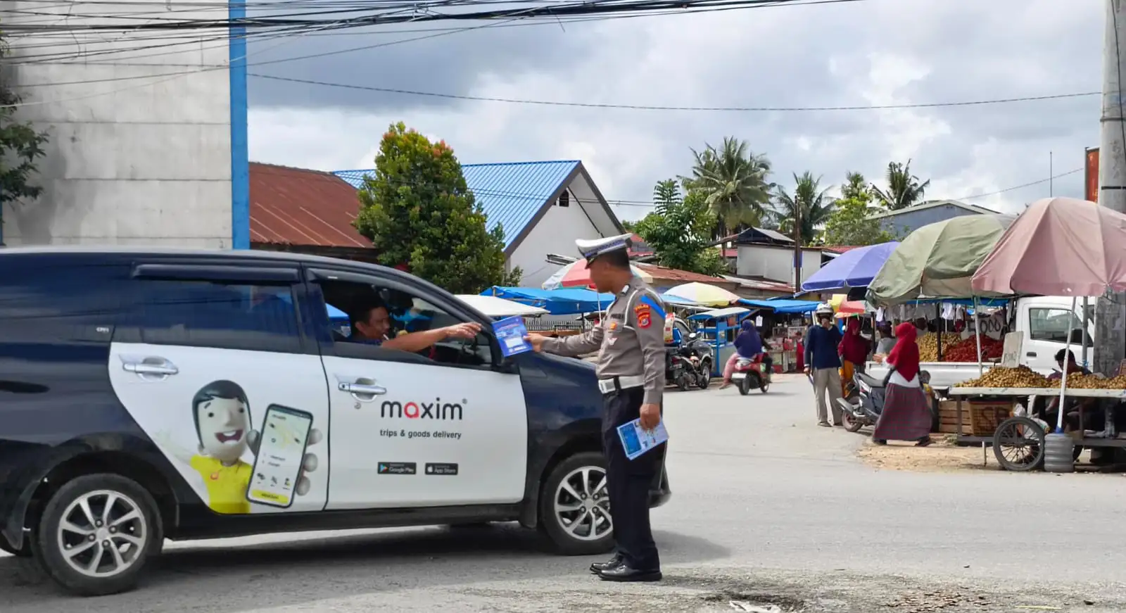 Personel Ops Keselamatan Anoa, saat melakukan pemantauan di Pasar Anduonohu, Kendari. Foto: Ist.