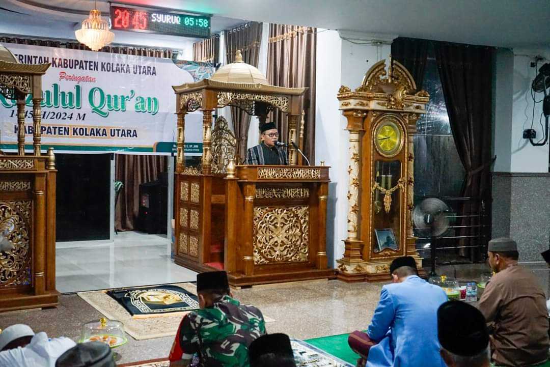 Pj Bupati Kolaka Utara, Sukanto Toding sampaikan sambutan pada peringatan malam Nuzulul Qur'an di Masjid Agung Kota Lasusua. Foto: Diskominfo Kolaka Utara
