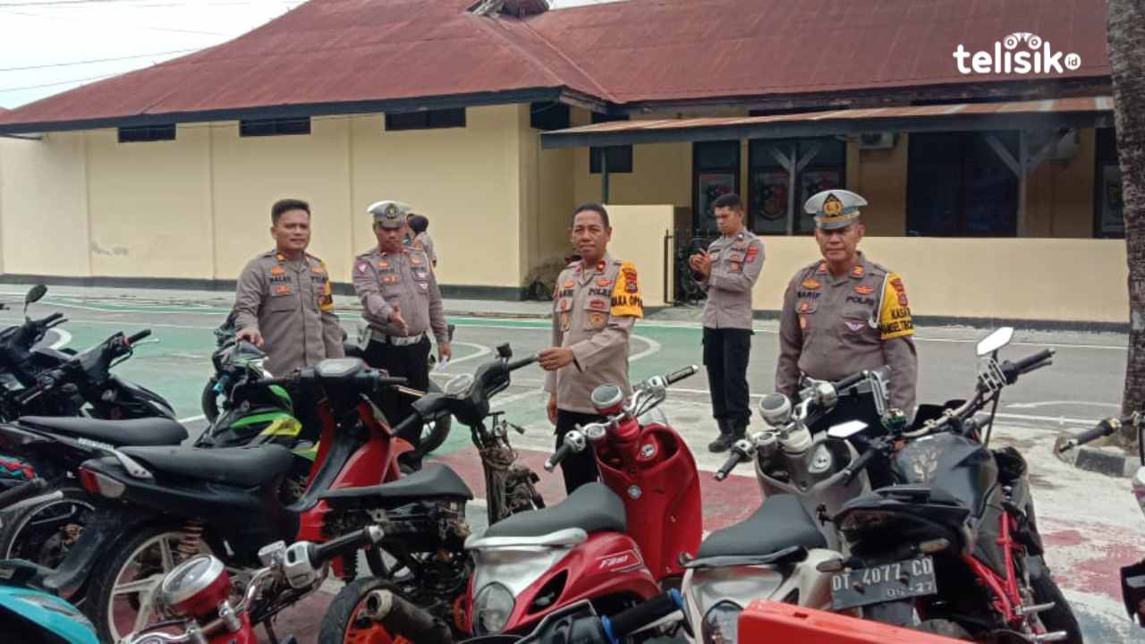 Wakapolres Muna, Kompol Andi Usri bersama Kasat Lantas, Akp Sarif dan Kabag Ops, Akp Welli Manto Walau memperlihatkan sepeda motor berknalpot brong yang ditahan. Foto: Sunaryo/Telisik
