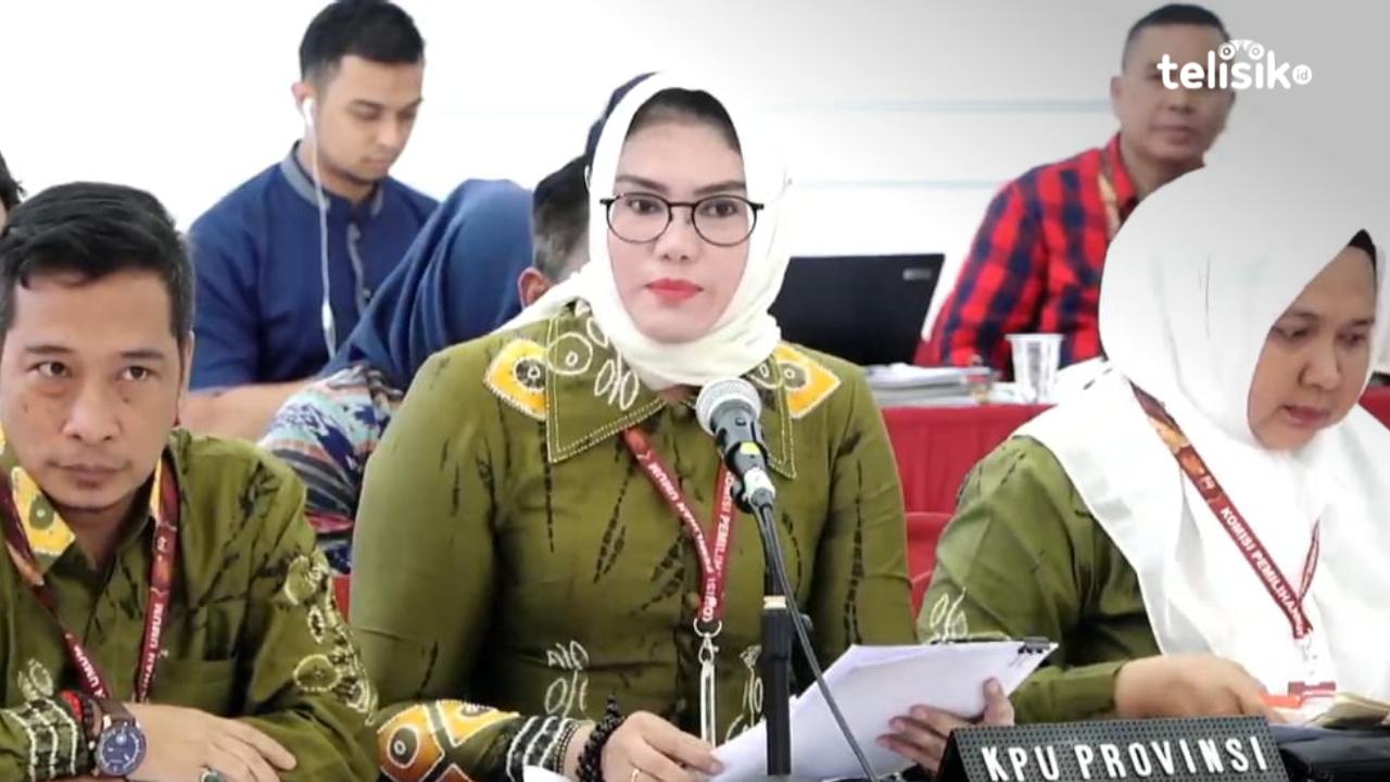 Ketua KPU Kalimantan Selatan, Andi Tenri Sompa (tengah), mengalihkan perhatian ke Ketua KPU RI, Hasyim Asy'ari, yang memotong pembacaan keberatan saksi terkait Sirekap saat rapat pleno terbuka rekapitulasi perolehan suara Pemilu 2024 di kantor KPU RI, Jak