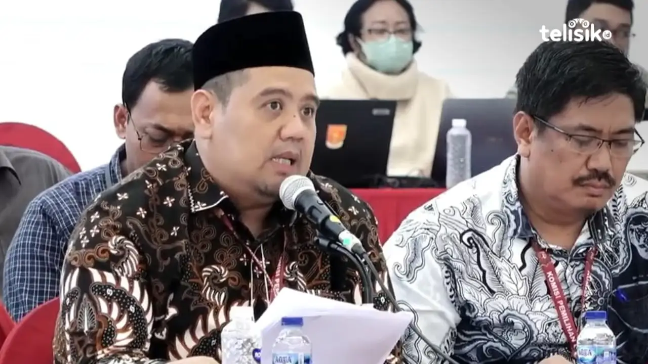 Ketua KPU Provinsi Kalimantan Timur, Fahmi Idris (kiri), membacakan rekapitulasi hasil perolehan suara Pemilu 2024 saat rapat pleno terbuka tingkat nasional di kantor KPU RI, Jakarta, Selasa (12/3/2024) malam. Foto: Mustaqim/Telisik