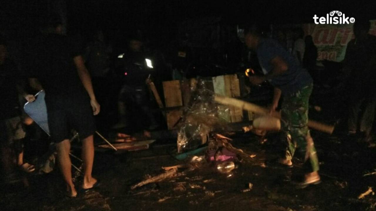 Sampah dan peralatan rumah tangga yang berserakan di poros jalan depan Lorong Lasolo. Foto: Thamrin Dalby/Telisik