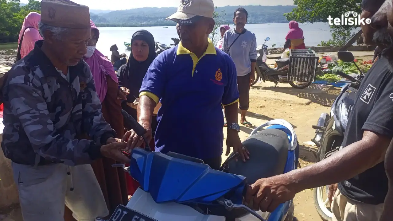 Pria lansia tancap gas di area Pasar Lowu-Lowu, Lea-Lea, Kota Baubau, Sabtu (2/3/2024), karena rem motornya blong. Foto: Ali Iskandar Majid/Telisik