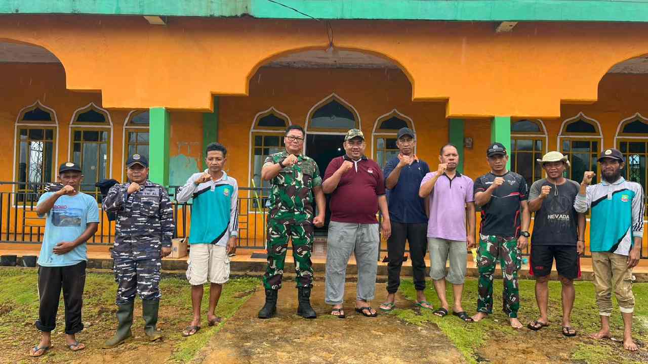 Pemdes Tapunggaya bekerja sama dengan PT Antam Tbk UBPN Konawe Utara membersihkan tempat ibadah dalam rangka menyambut bulan suci Ramadan. Foto: Ist.