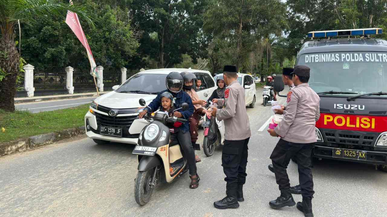 Proses pendistribusian takjil ke masyarakat Kendari. Foto: Ist.