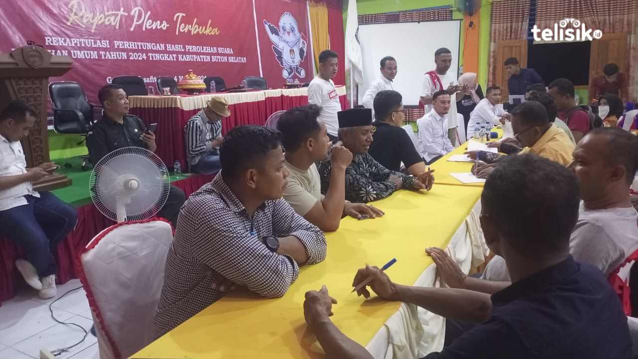 Proses penandatanganan saksi partai politik pada Hasil Rapat Pleno Terbuka KPU Buton Selatan. Foto: Ali Iskandar Majid/ Telisik