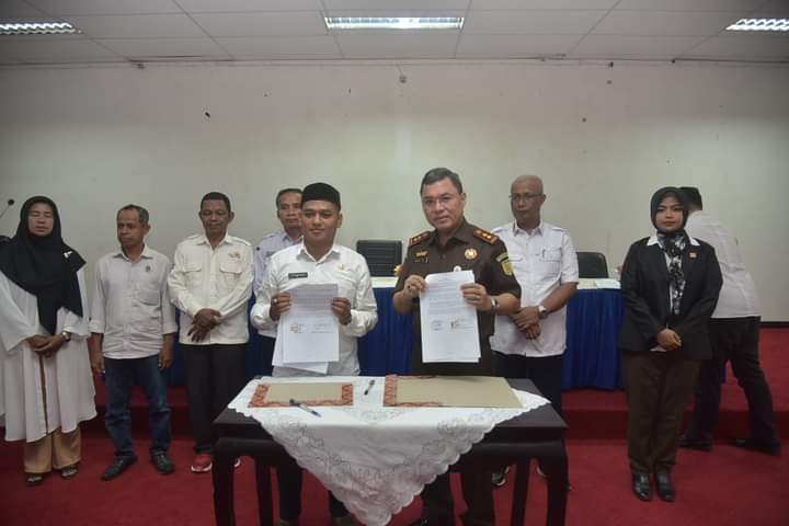 Kepala Kejaksaan Negeri (Kejari) Buton, Ledrik V.M Takaendengan berasama kepala desa se-Kabupaten Buton. Foto: Ist.