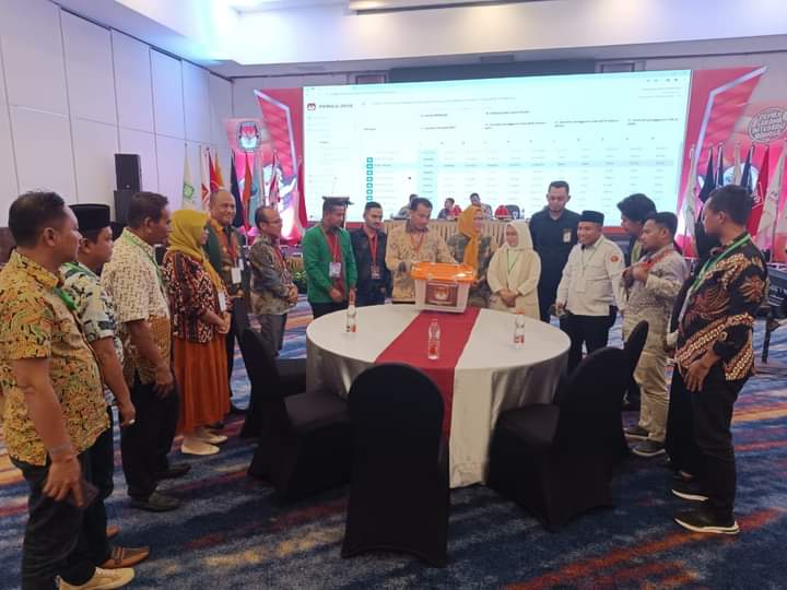 Komisioner KPU Muna saat mengikuti proses rekapitulasi perhitungan suara tingkat provinsi. Foto: Ist.