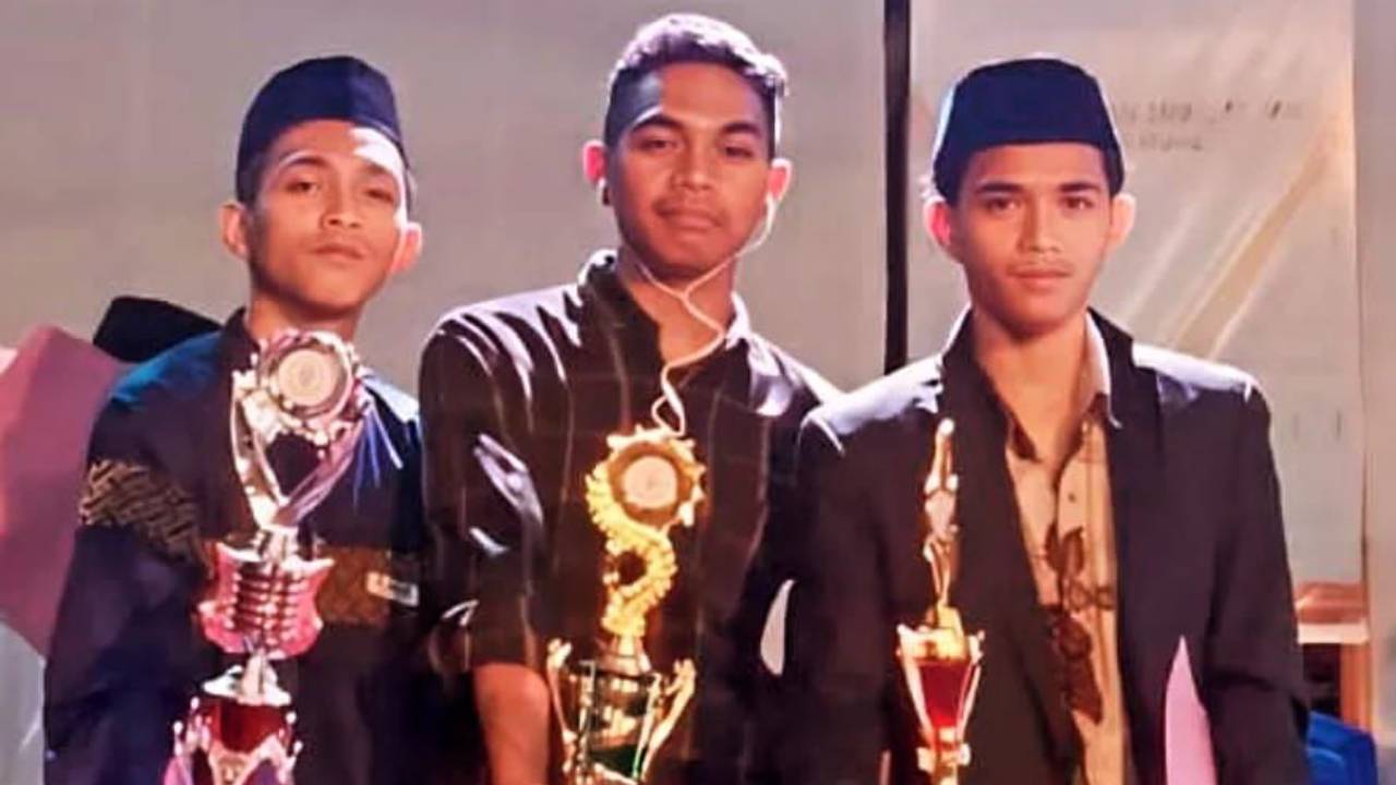 Sahril Jahra Sonitiro (kiri), Said Akbar Fathona (tengah), dan Sahrul Jahra Sonitiro (kanan), setelah menerima hadiah lomba. Foto: Ist.