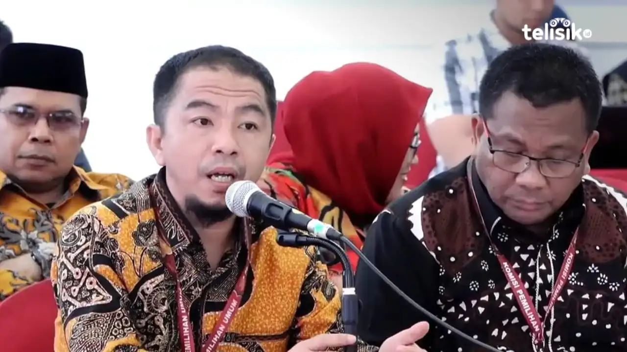 Anggota KPU Provinsi Sulawesi Tenggara, Hazamuddin (kiri), menjelaskan pemilih di DPK dengan jumlah berbeda pada tiga jenis pemilihan saat rapat pleno terbuka rekapitulasi hasil perolehan suara Pemilu 2024 di KPU RI, Jakarta. Foto: Mustaqim/Telisik