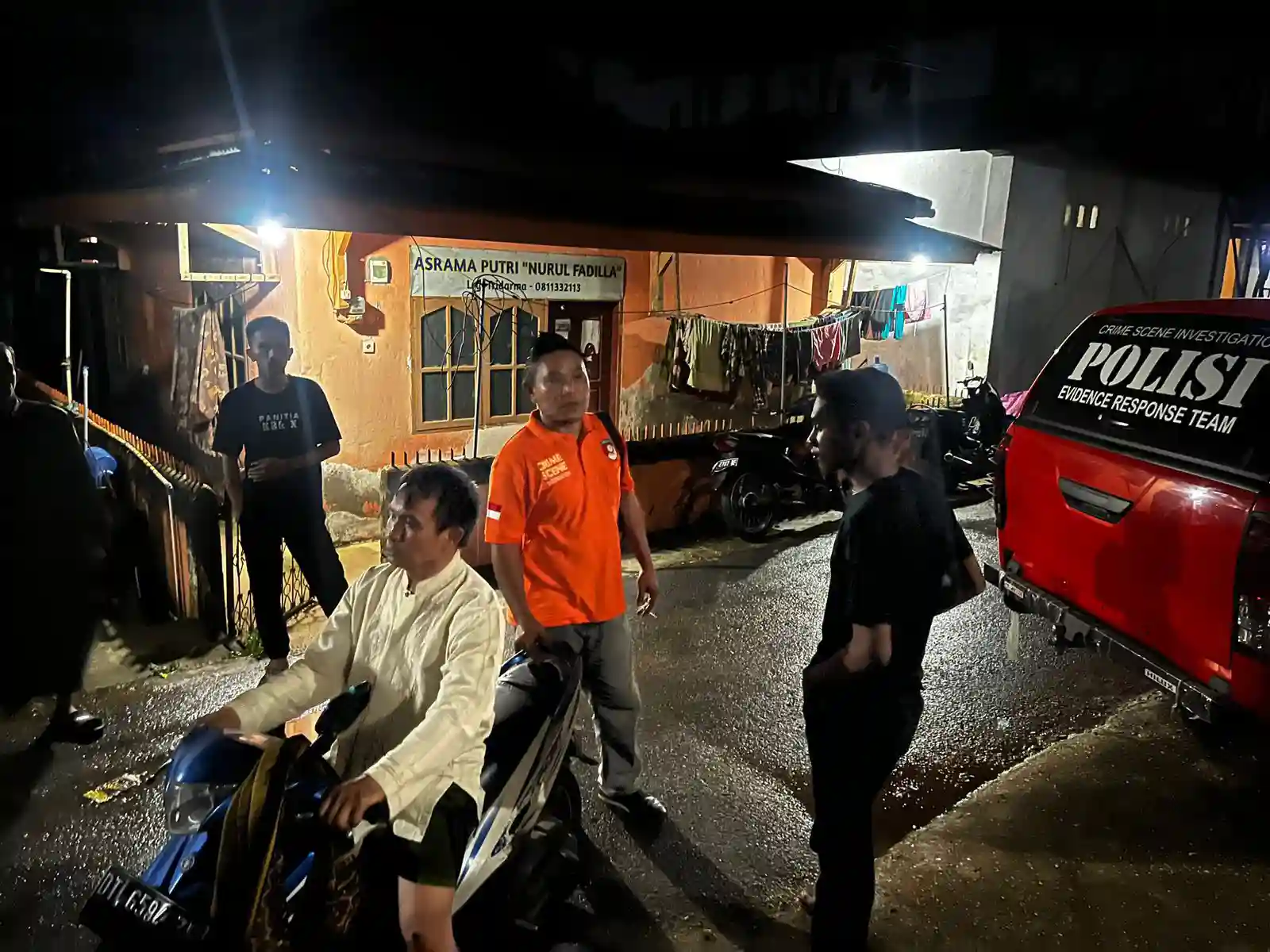 Tim Inafis Polresta Kendari yang dikerahkan untuk mengecek kebenaran video viral wanita gantung diri di Kendari. Foto: Ist.