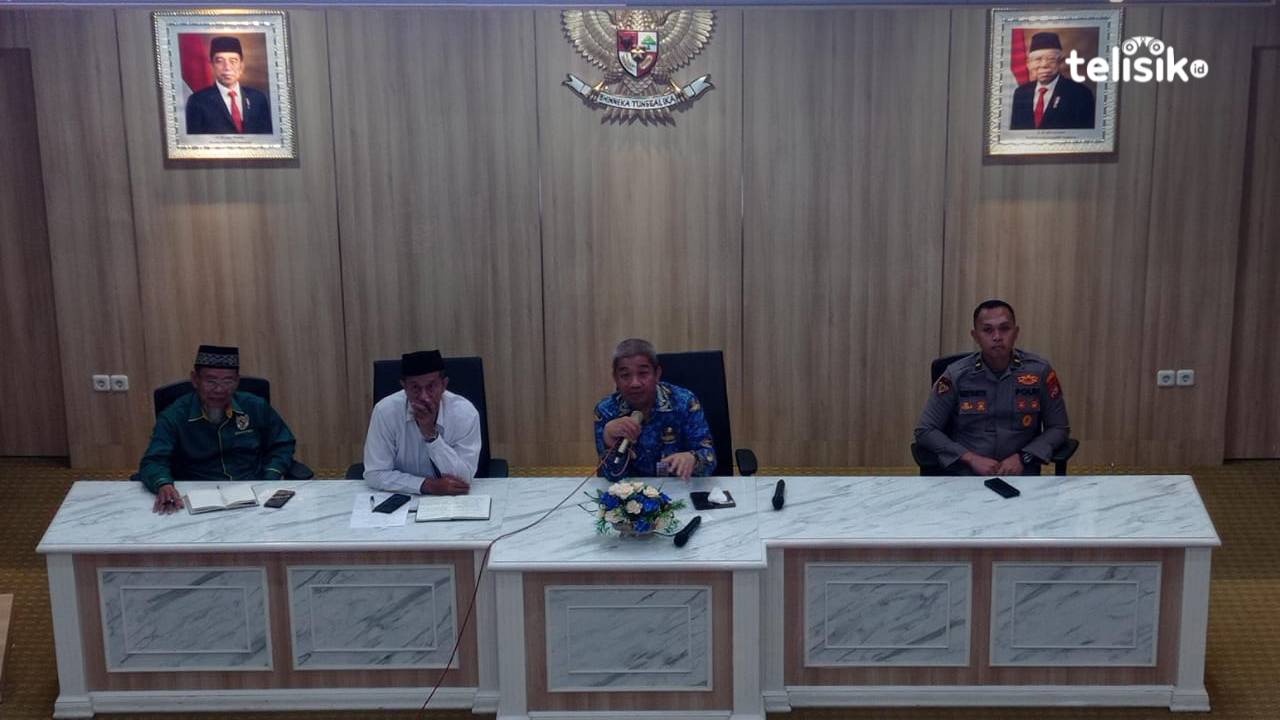 Sekretaris Daerah Kota Kendari Ridwansyah Taridala (kedua dari kanan) memimpin rapat PHBI Kota Kendari untuk menentukan besaran zakat fitrah tahun 2024. Foto: Sumarlin/Telisik