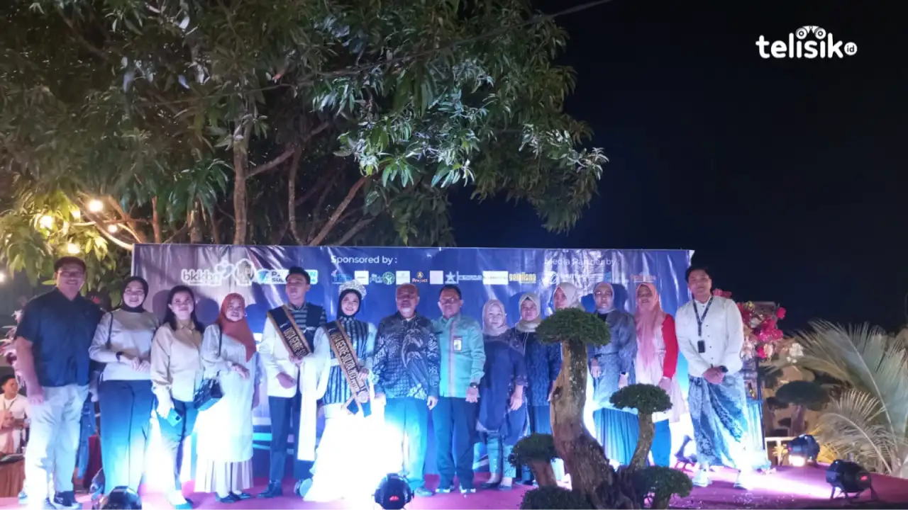 Foto bersama Duta Genre Terbaik 1 tahun 2023, Ketua Forum Genre, PLH BKKBN Sulawesi Tenggara, dan para tamu undangan. Foto: Nur Fauzia/Telisik