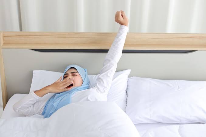 Posisi tidur yang tepat dapat memberikan dampak positif bagi kesehatan. Foto: Repro Shutterstock