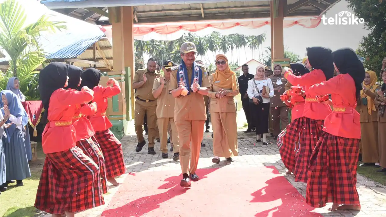 Kedatangan Bupati Amrullah dalam acara Bupati Menyapa disambut dengan Tarian Mondotambe yang dibawakan oleh siswi SMA Negeri 1 Wawonii Barat. Foto: Lukman Nul Hakim/Telisik