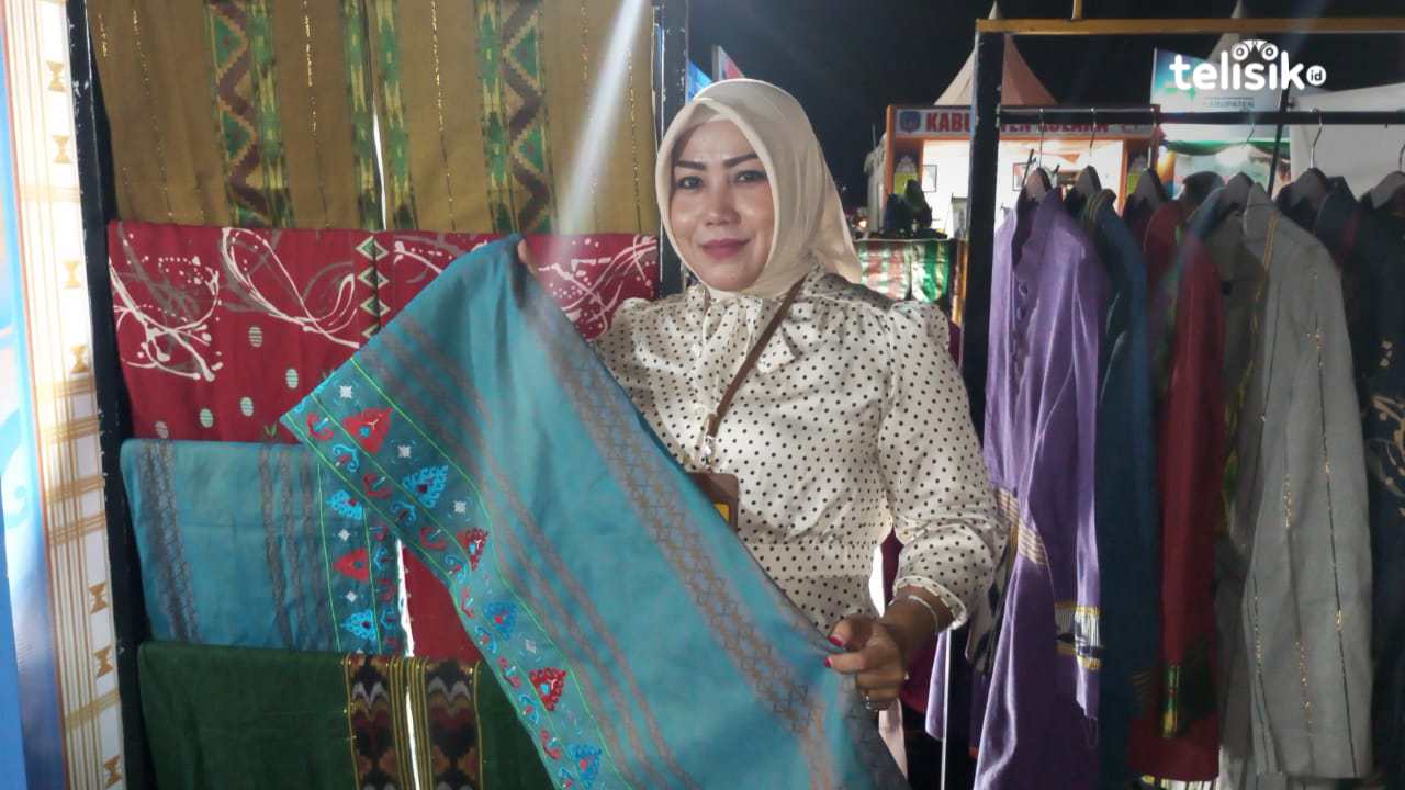 Salah satu kain tenun yang berasal dari Kota Kendari dalam pameran Pekan Produk Unggulan 2024. Foto: Nur Fauzia/Telisik