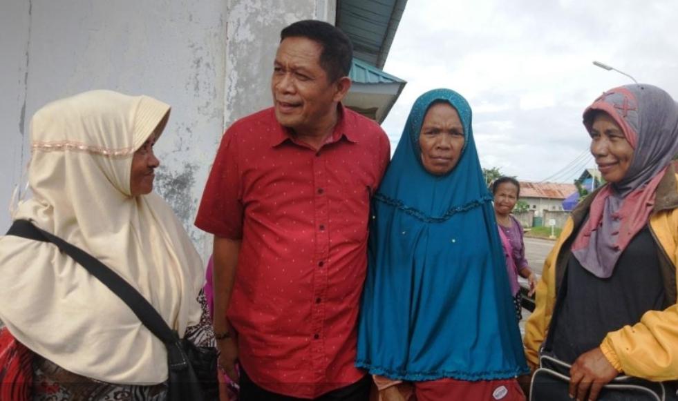 Bakal calon Gubernur Sulawesi Tenggara, Hugua, bersama nelayan Buton Tengah. Foto: Ist.