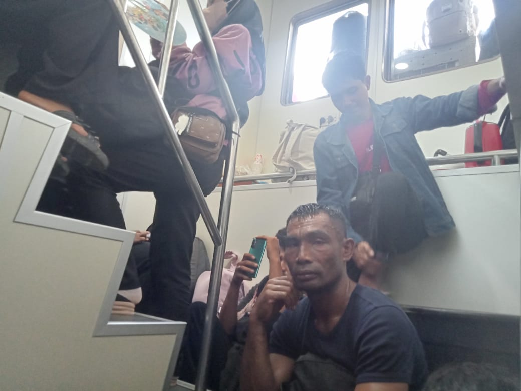 Arus balik Raha ke Kendari hingga Senin (15/4/2024), masih terpantau padat. Foto: Ist.