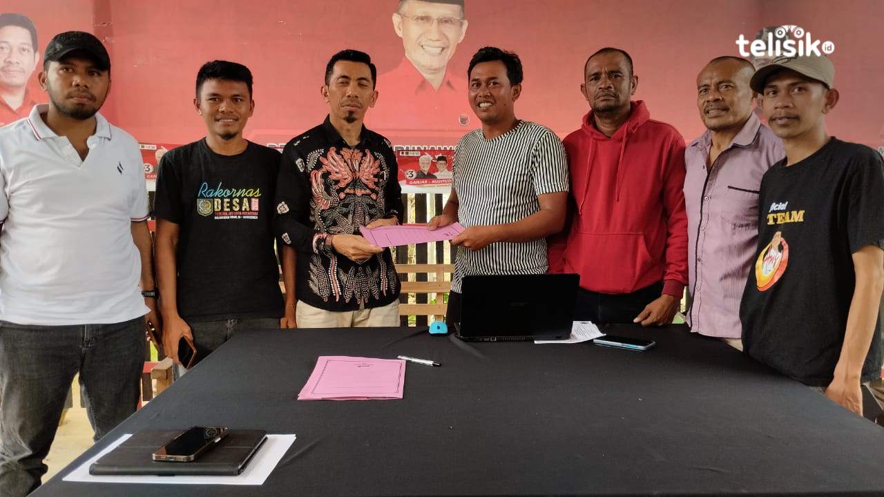 Tim bakal calon bupati Muna Barat La Ode Muhammad Amsar saat menyerahkan berkas di posko juang DPC PDIP Muna Barat. Foto: Putri Wulandari/Telisik