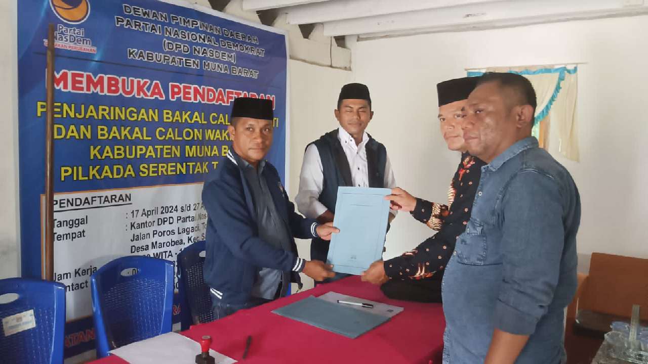 LO La Ode Darwin mengambil formulir di Kantor DPD Partai NasDem Muna Barat. Foto: Ist.