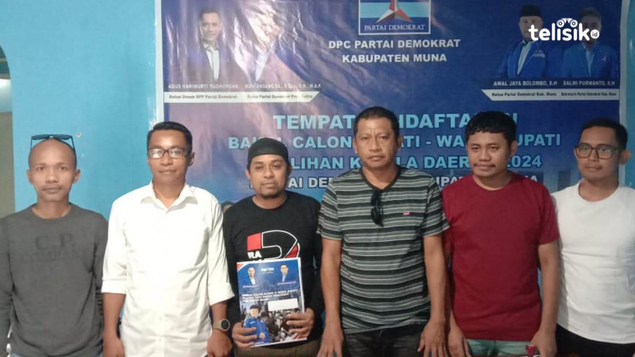 LO Rajiun, Muhamad Taufan mengambil formulir pendaftaran di DPC Demokrat Muna. Foto: Sunaryo/Telisik