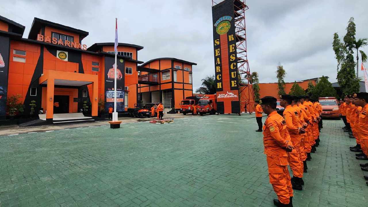 Personel Basarnas saat melakukan apel siaga jelang Idul Fitri. Foto: Ist.