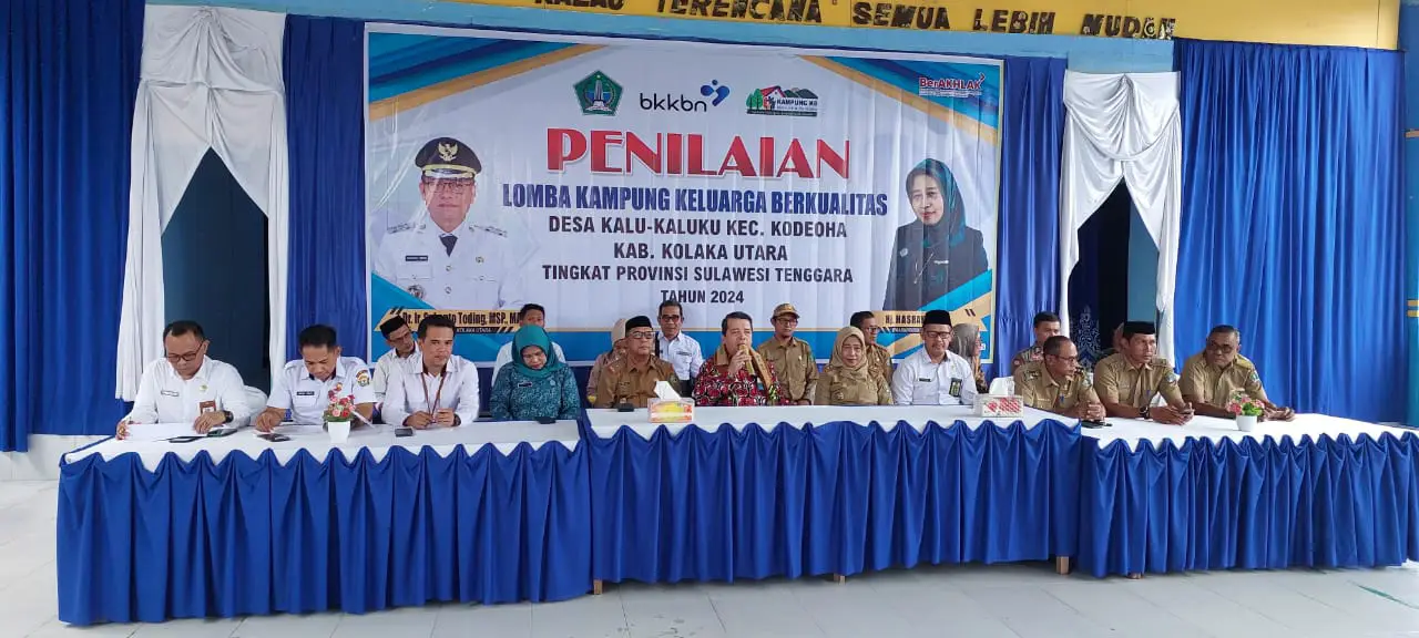 Tim BKKBN Sulawesi Tenggara dan Pemkab Kolaka Utara saat memberikan penilaian dan penyuluhan di Desa Kalu Kalukua. Foto: Ist.