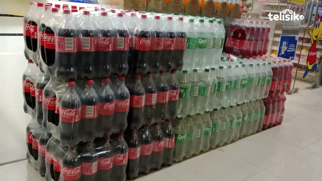 Minuman botol Coca-Cola, Suprite, Fanta, di halaman teras Indomaret, Jalan Jendral Ahmad Yani 125 Kelurahan Anaiwoi, Kecamatan Kadia, Kota Kendari. Foto: La Ode Manarfa Nafsahu/Telisik