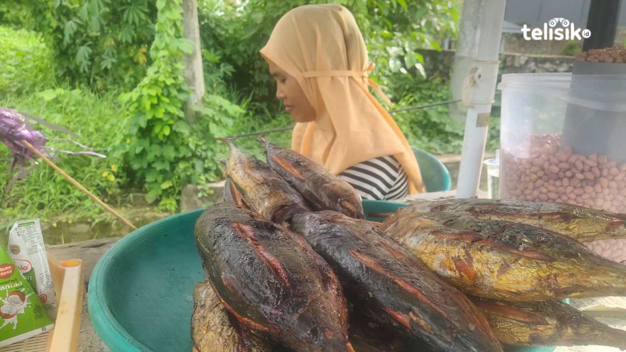 Ani, penjual ikan asap di Kendari tengah menunggu pembeli. Foto: Erni Yanti/Telisik