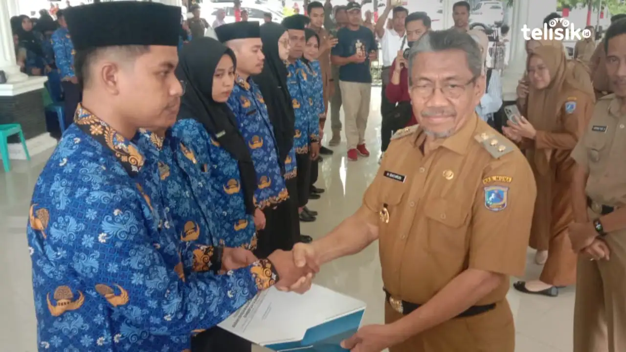 Plt Bupati Muna, Bachrun Labuta, menyerahkan SK CPNS dan PPPK. Foto: Sunaryo/Telisik