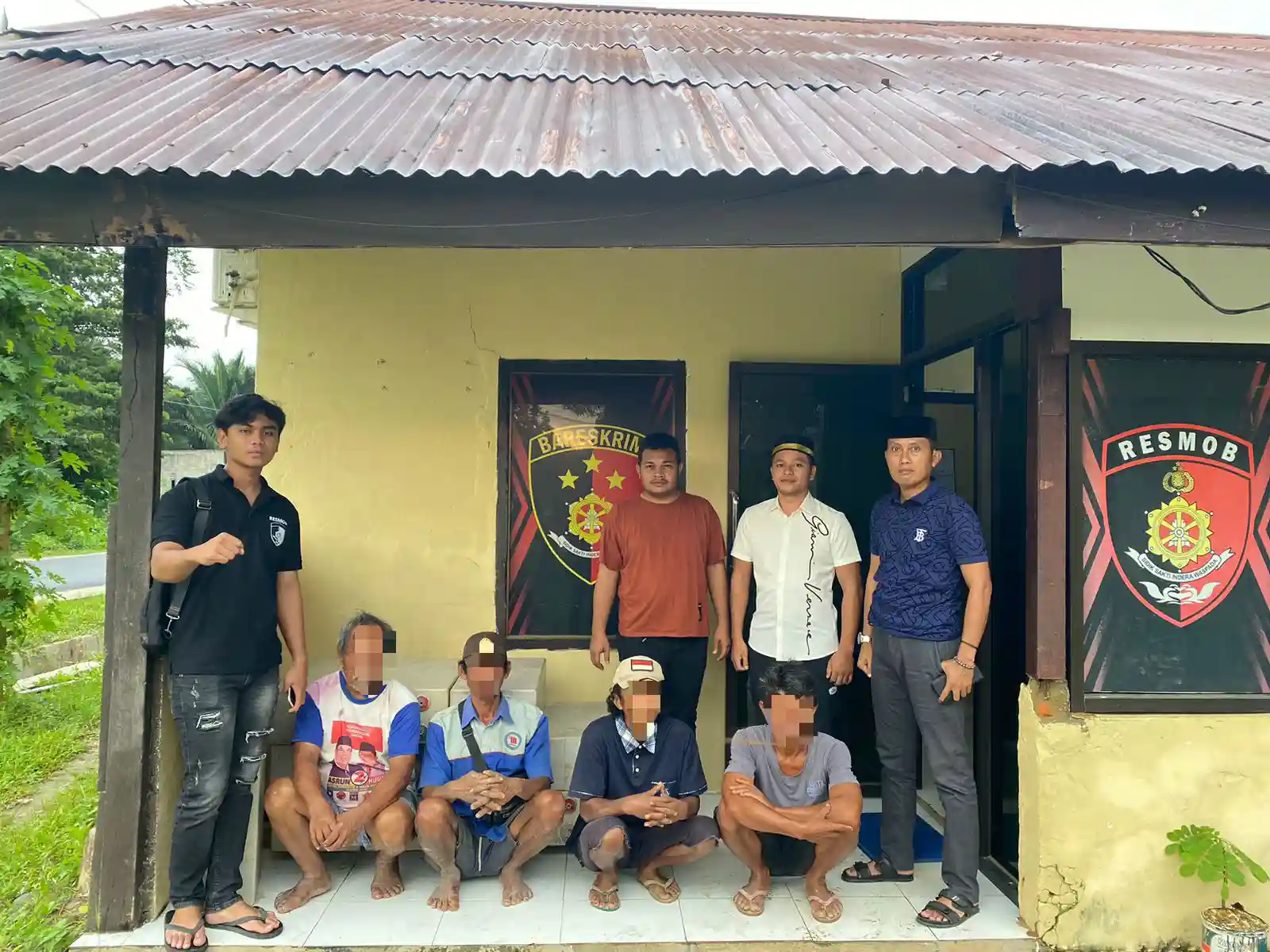 Pelaku pencurian baterai PLTS saat diamankan oleh Tim Rajawali Resmob Polres Kolaka Timur. Foto: Ist.