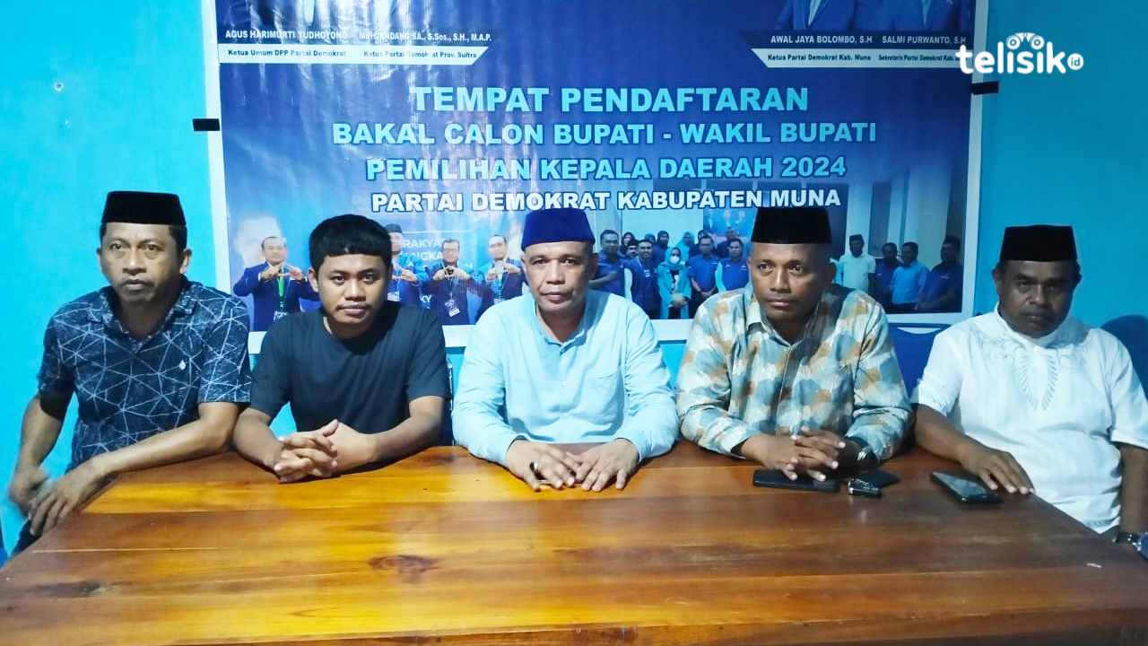 Ketua DPC Demokrat Muna, Awal Jaya Bolombo bersama pengurus saat membuka pendaftarn Cabup-Cawabup. Foto: Sunaryo/Telisik