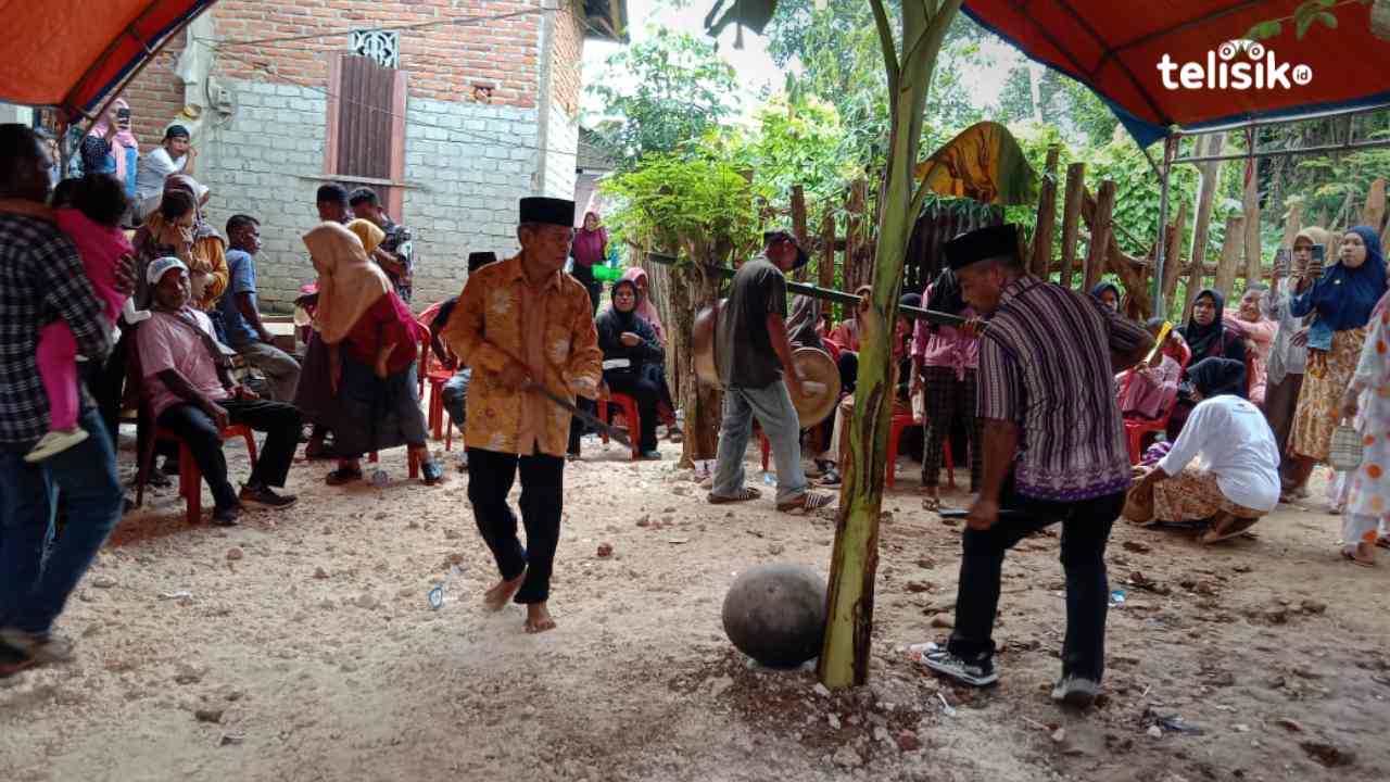 Acara kapobhelo dirangkaikan dengan silat Ewa Wuna Desa Banggai, Kecamatan Duruka, Kabupaten Muna. Foto: Amin/Telisik