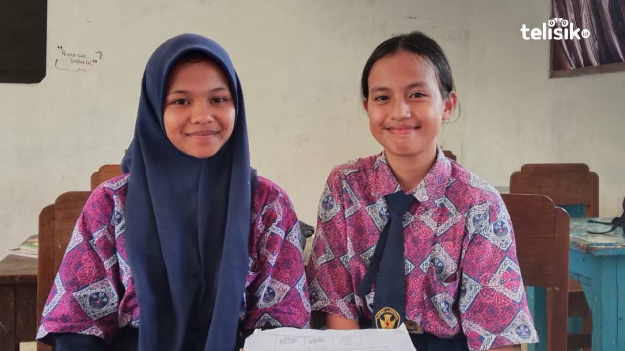Anggun Safitri dan Graciah Ganisa Anis Rasyid, diruang Kelas SMP Oikumene. Foto: La Ode Manarfa Nafsahu/Telisik