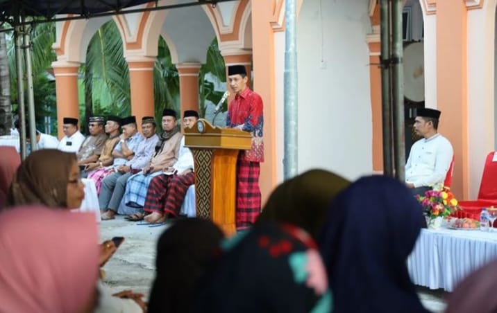 Kebersamaan Bupati Haliana bersama warga masyarakat Wakatobi di Pulau Tomia, Kecamatan Tomia Timur. Foto: lst.