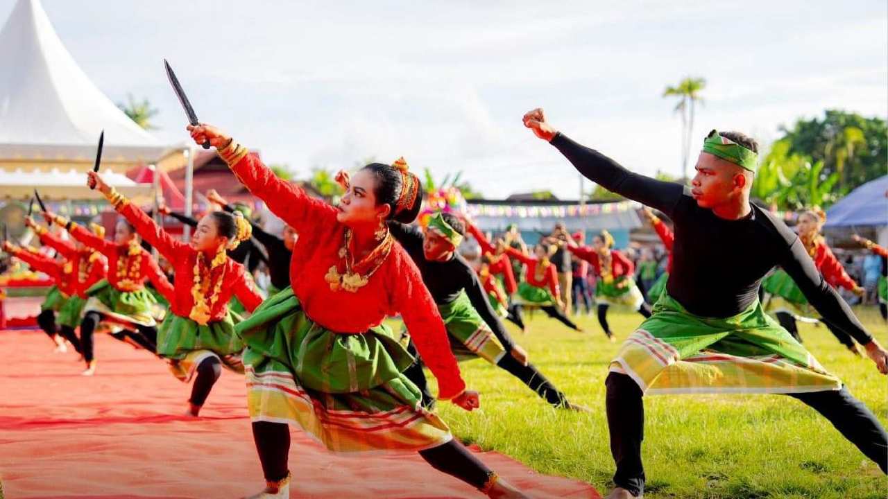 Tarian Kolosal ditampilkan dalam festival Kande-kandea. Foto: Pemerintah Kabupaten Buton tengah