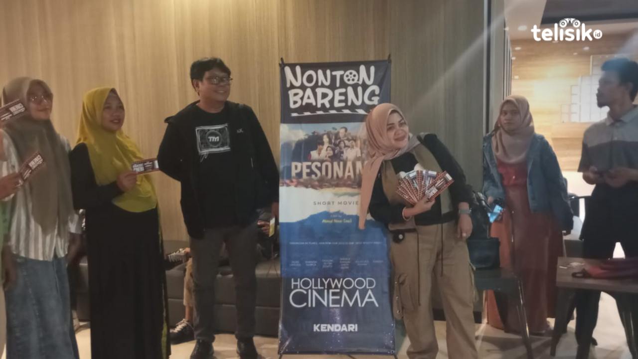 Antusias penonton mengajak sutradara film Pesonamu untuk foto bersama. Foto: Nur Fauzia/ Telisik