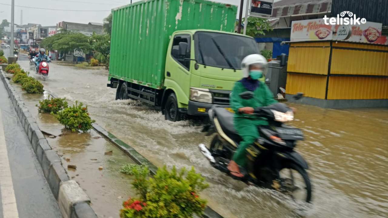 Kondisi Jalan Sorumba tergenang air hujan depan UD Dilla Jaya. Foto: La Ode Manarfa Nafsahu/Telisik