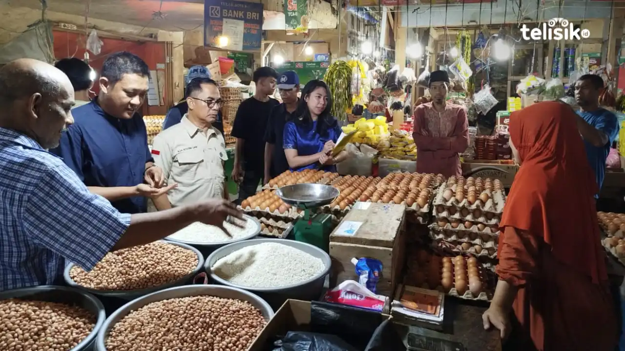Dinas Perdagangan Kota Kendari melakukan sidak mengecek harga dan stok kebutuhan pokok masyarakat di Pasar Basah Mandonga. Foto: Sumarlin/Telisik