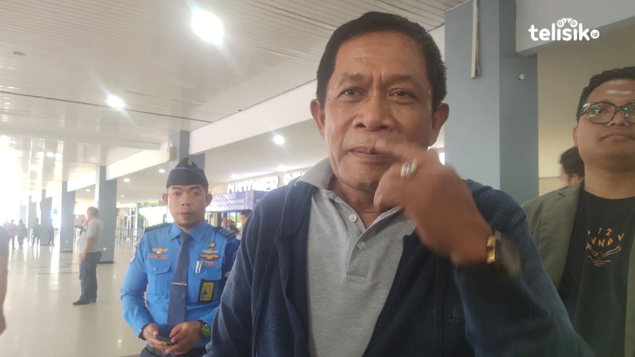 Anggota DPR RI, Ir. Hugua saat diwawancarai di Bandara Halu Oleo Kendari, nyatakan sikap siap tarung Pilgub. Foto: Erni Yanti/Telisik