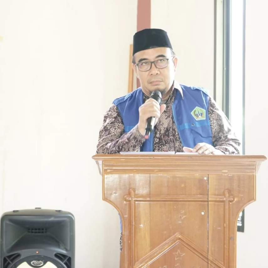 Asisten I Setda Kolaka Utara, Muchlis Bahtiar sampaikan alasan penyebab penundaan paripurna LKPJ bupati. Foto: Diskominfo Kolaka Utara