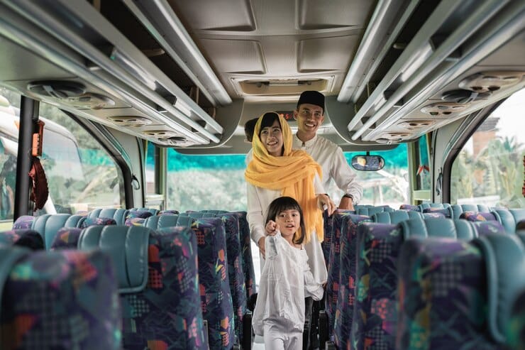 Mudik ternyata memiliki sejarah hingga menjadi tradisi masyarakat Indonesia jelang Lebaran. Foto: Repro Freepik/odua