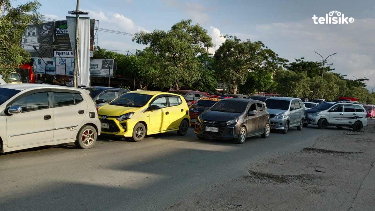 Kemacetan kendaran mobil dan motor di Jalan La Ode Hadi Perempatan Pasar Baru Wua-wua. Foto: La Ode Manarfa Nafsahu/Telisik