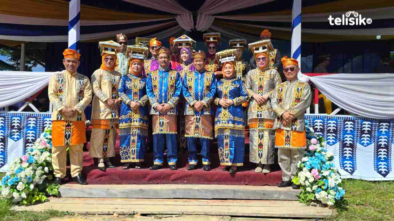 Pemerintah Kabupaten Konawe Kepulauan saat menggunakan stelan baju adat 2024 di HUT ke-11 tahun Kabupaten Konawe Kepulauan. Foto: Lukman Nul Hakim/Telisik