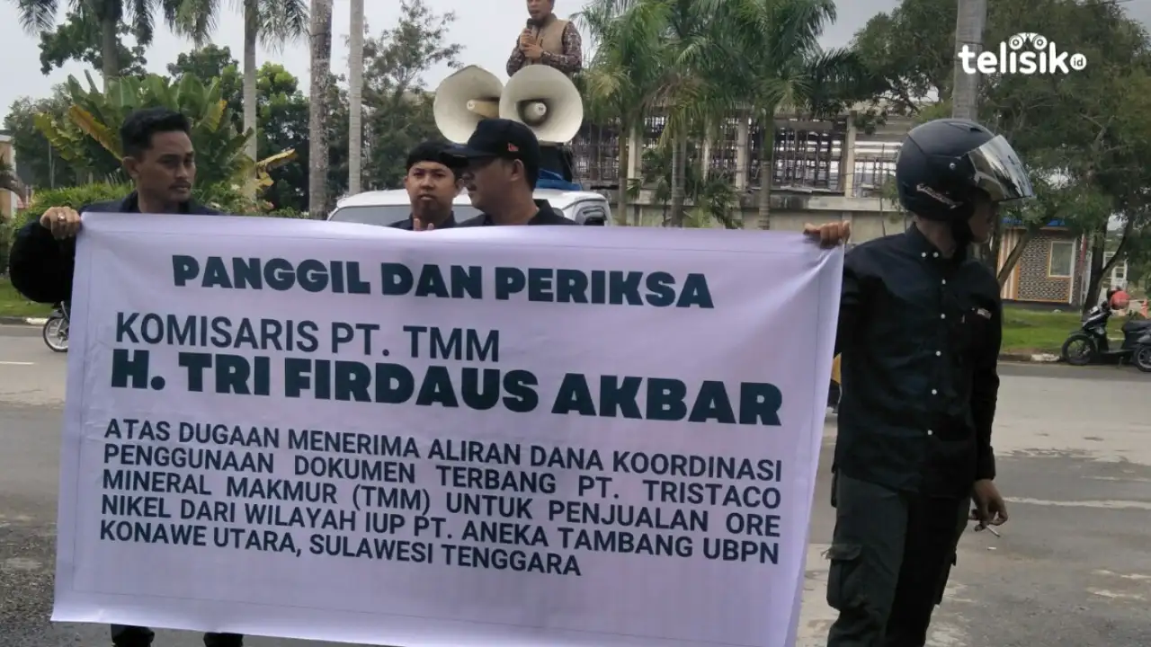Massa yang melakukan unjuk rasa di depan kantor Kejaksaan Tinggi Sulawesi Tenggara, mendesak agar komisaris PT.  Tristaco Mineral Makmur diperikasa dan ditahan. Foto: Thamrin Dalby/Telisik
