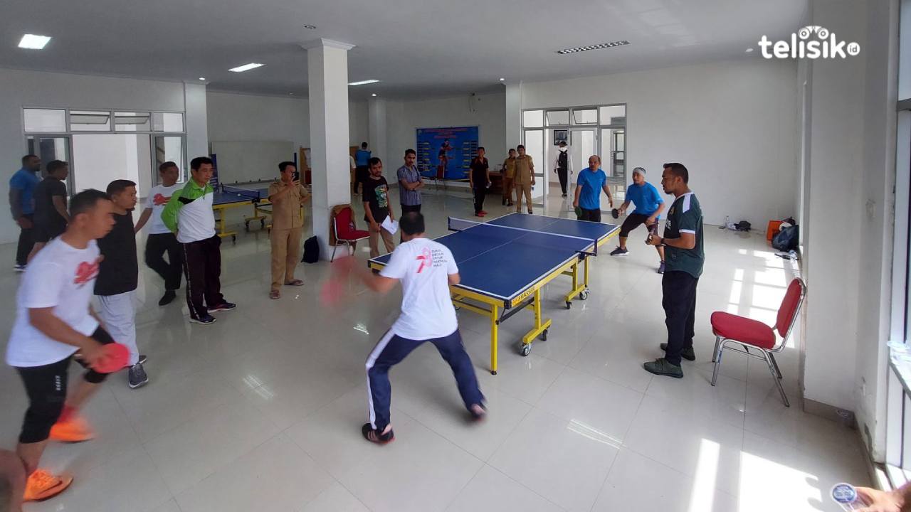 Suasanan lomba Tennis Meja di Kantor Dinas Cipta Karya Bina Konstruksi dan Tata Ruang Provinsi Sultra. Foto: Riksan Jaya/Telisik