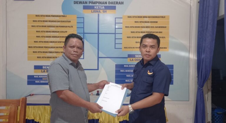Ketua DPD PAN Buton, La Ode Rafiun saat mendaftarkan diri di Partai Nasdem Buton. Foto: Ist.