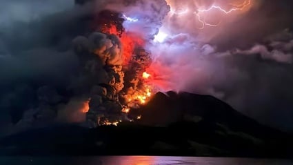 Erupsi Gunung Ruang disertai kilatan petir yang berada di Kabupaten Sitaro Sulawesi Utara. Foto: Repro Tirto.id