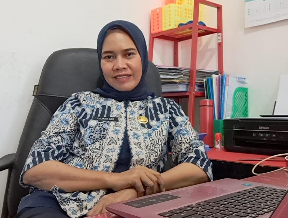 Kabag Hukum Setda Muna Barat, Yuliana Are memberi penjelasan terkait penunjukkan KPA di beberapa dinas. Foto: Ist.