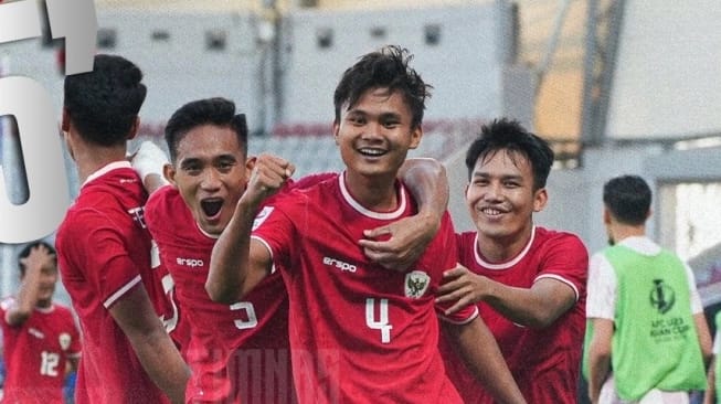 Komang Teguh dan kawan-kawan melakukan selebrasi usai mencetak gol ke gawang Australia U-23 dalam pertandingan kedua Grup A Piala Asia U-23 2024. Foto: Repro Suara.com